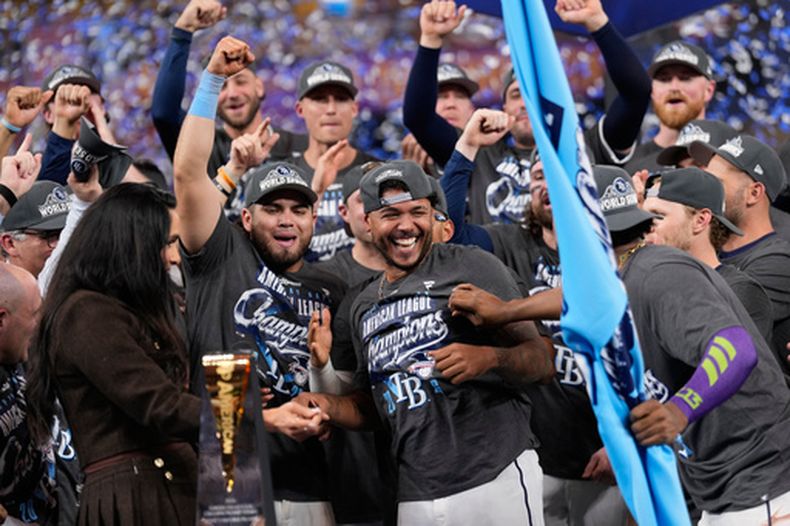 Freddy Peralta, de los Rays de Tampa Bay, celebra después de la victoria de su equipo en el Juego 6 de la Serie de Campeonato de la Liga Americana ante los Guardianes de Cleveland, el lunes 19 de octubre de 2026, en San Petersburgo, Florida. (AP Foto/David J. Phillip)