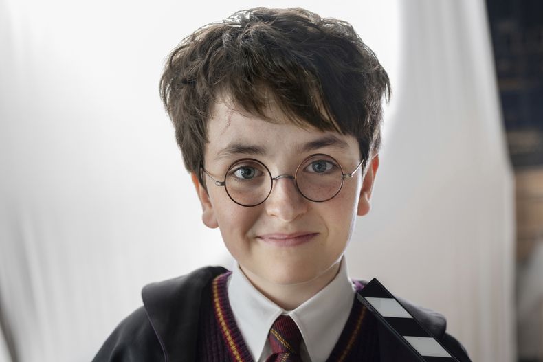 Esta imagen publicada por HBO muestra a Dominic McLaughlin, quien interpretará a Harry Potter, en el set de la serie de HBO Harry Potter, programada para 2027. (Aidan Monaghan/HBO via AP)