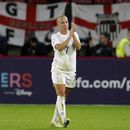 ARCHIVO - La delantera inglesa Beth Mead durante el partido contra Suecia por las semifinales de la Eurocopa femenina, el 26 de julio de 2023, en Sheffield, Inglaterra. (AP Foto/Jon Super)