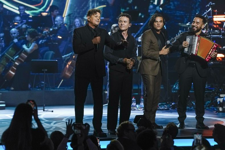 ARCHIVO - Fonseca, de izquierda a derecha, Carlos Vives, y Silvestre Dangond durante su presentación en la gala en honor a Laura Pausini, Persona del Año de la Academia Latina de la Grabación, en Sevilla, España, el miércoles 15 de noviembre de 2023. Fonseca y Carlos Vives, quien es la Persona del Año de la Academia Latina de la Grabación 2024 se presentarán en vivo en los Latin Grammy. (Foto Jose Breton/Invision/AP)