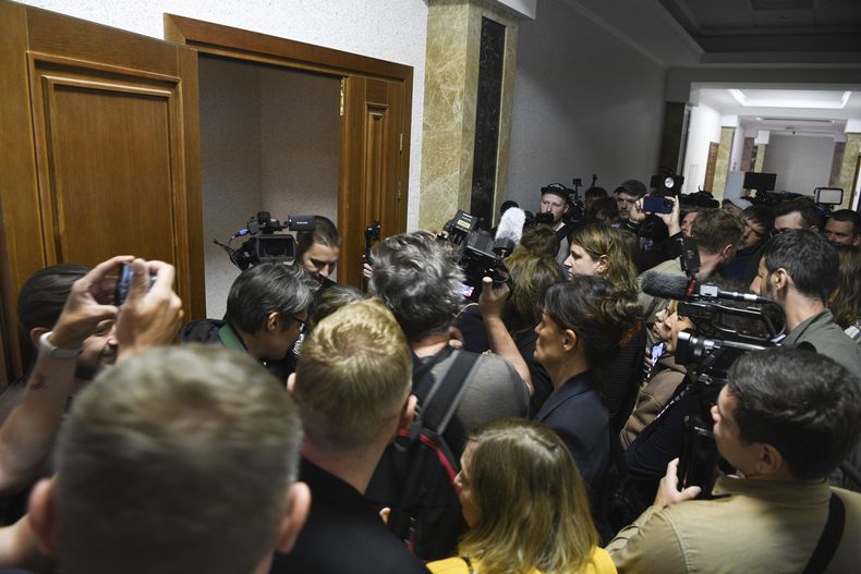 Periodistas entran a un tribunal para tomar fotos y videos del reportero del Wall Street Journal Evan Gershkovich antes del inicio de su juicio en Ekaterimburgo, Rusia, el 26 de junio de 2024. (AP Foto)
