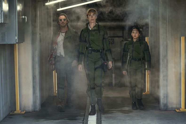 En esta imagen proporcionada por Warner Bros Pictures, Dan Stevens, izquierda, Rebecca Hall y Kaylee Hottle en una escena de Godzilla X Kong: The New Empire. (Warner Bros. Pictures vía AP)