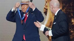 ARCHIVO - El presidente estadounidense Donald Trump recibe el Premio de la Paz de la FIFA de manos de Gianni Infantino, el presidente de la FIFA, durante el sorteo de la Copa Mundial, el 5 de diciembre de 2025, en Washington. (AP Foto/Evan Vucci,)
