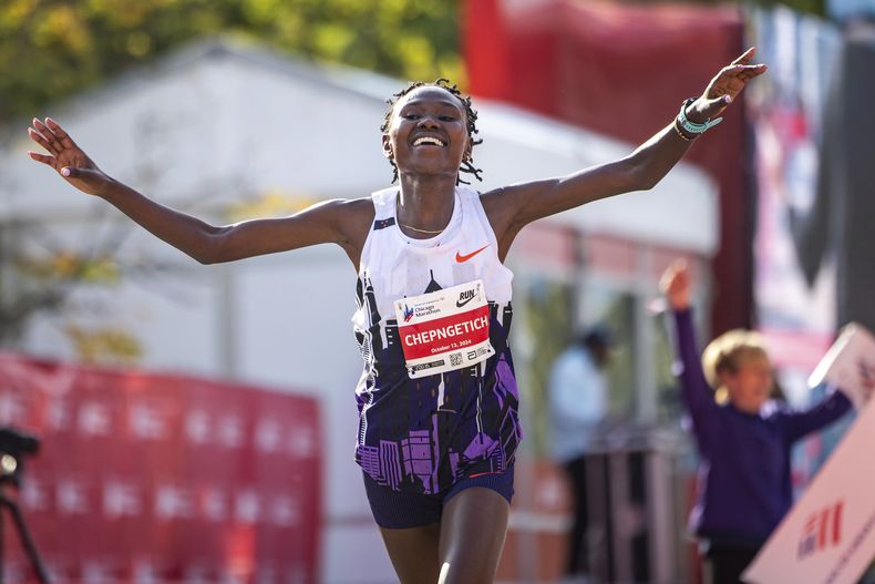 Ruth Chepngetich cruza la meta al ganar la rama femenina del Maratón de Chicago, el domingo 13 de octubre de 2024. (Tess Crowley/Chicago Tribune vía AP)
