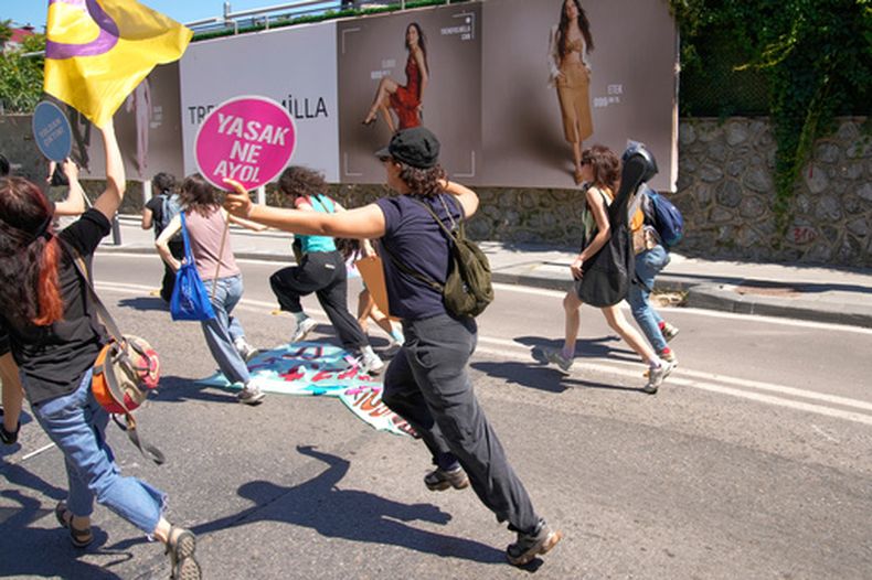 ARCHIVO - Gente huyendo de la policía durante una marcha en apoyo de las personas trans y sus derechos durante la semana del Orgullo LGBTQ en Estambul, Turquía, el 21 de junio de 2026. (AP Foto/Dilara Acikgoz, Archivo)