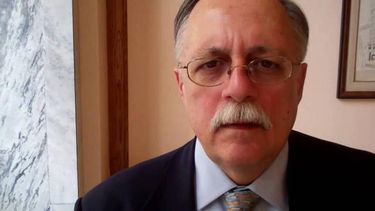 americateve | La estrategia para liberar a los tres agentes cubanos convictos que permanecen encarcelados en Estados Unidos debe ?marginar a Miami?, dijo este sábado el abogado José Pertierra en un evento organizado por la Sección de Intereses de Cuba en Washington.