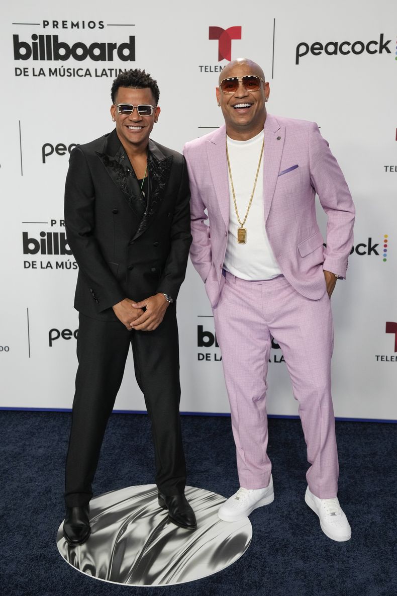 ARCHIVO - Randy Malcolm Martínez, izquierda, y Alexander Delgado del dúo cubano Gente de Zona llegan a la alfombra azul de los Premios Billboard de la Música Latina en Coral Gables, Florida, el jueves 5 de octubre de 2023. Gente de Zona lanzó su álbum Demasiado el 18 de abril de 2024. (Foto AP/Rebecca Blackwell, archivo)