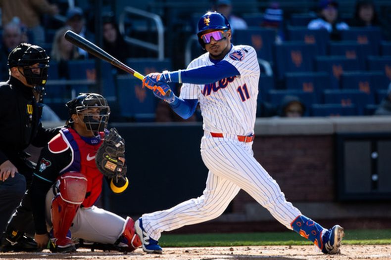 ARCHIVO - Jorge Polanco (11), de los Mets de Nueva York, batea durante la primera entrada de un partido de béisbol contra los Diamondbacks de Arizona, el miércoles 8 de abril de 2026, en Nueva York. (Foto AP/Angelina Katsanis, Archivo)