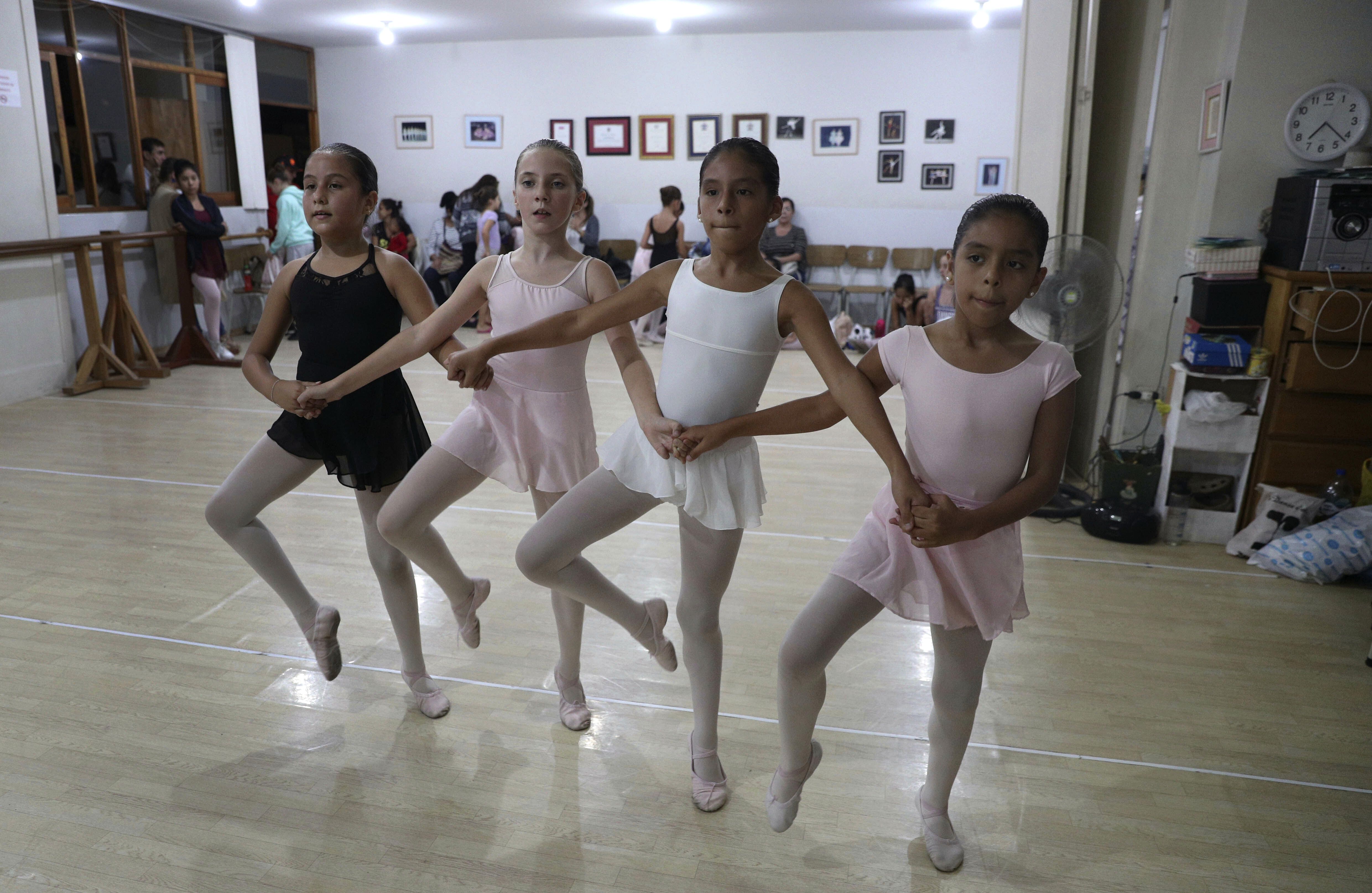 Maestra de ballet integra niñas de diversos estratos en Perú