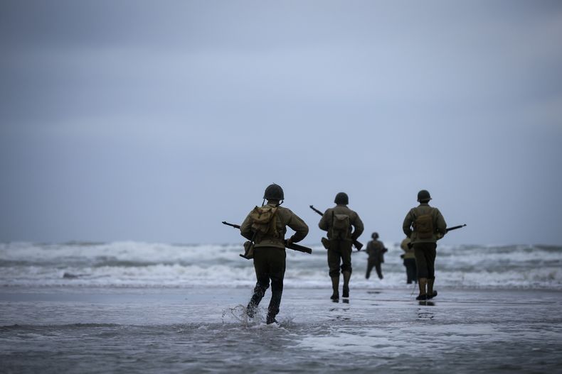 Actores representan a los soldados que participaron en el Dia D, en Omaha Beach, Saint-Laurent-sur-Mer, Normandía, Francia, el 6 de junio de 2023. (Foto AP/Thomas Padilla)
