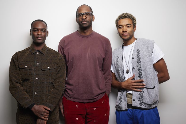 Ethan Herisse, de izquierda a derecha, RaMell Ross y Brandon Wilson posan para un retrato para promover la película Nickel Boys el domingo 29 de septiembre de 2024 en Nueva York. (Foto Matt Licari/Invision/AP)