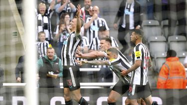 Dan Burn (izquierda) de Newcastle celebra tras marcar un gol ante Brighton en la Liga Premier, el jueves 18 de mayo de 2023, en Newcastle. (Owen Humphreys/PA vía AP)