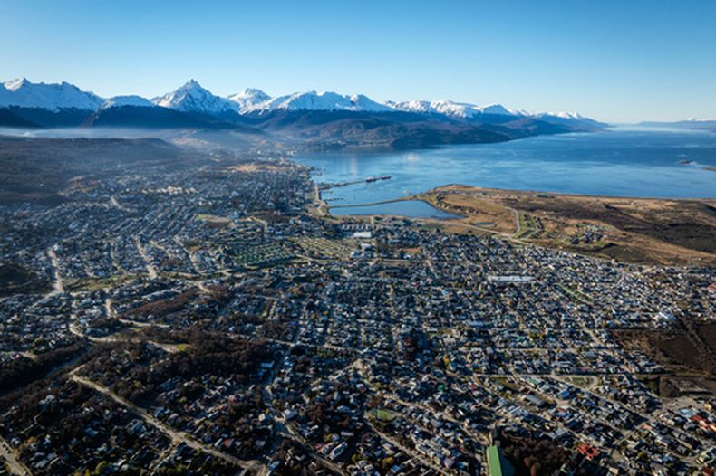 Esta fotografía aérea del viernes 8 de mayo de 2026 muestra la ciudad argentina de Ushuaia. (AP Foto/Joel Reyero)