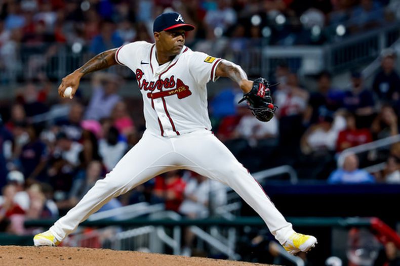 El cubano Raisel Iglesias, de los Bravos de Atlanta, hace un lanzamiento el jueves 30 de julio de 2026, en un duelo ante los Nacionales de Washington (AP Foto/Erik S. Lesser)