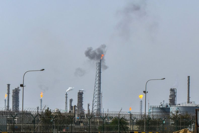 ARCHIVO - La refinería petrolera Mina Al-Ahmadi opera en Kuwait, el 20 de marzo de 2026. (Foto AP, archivo)