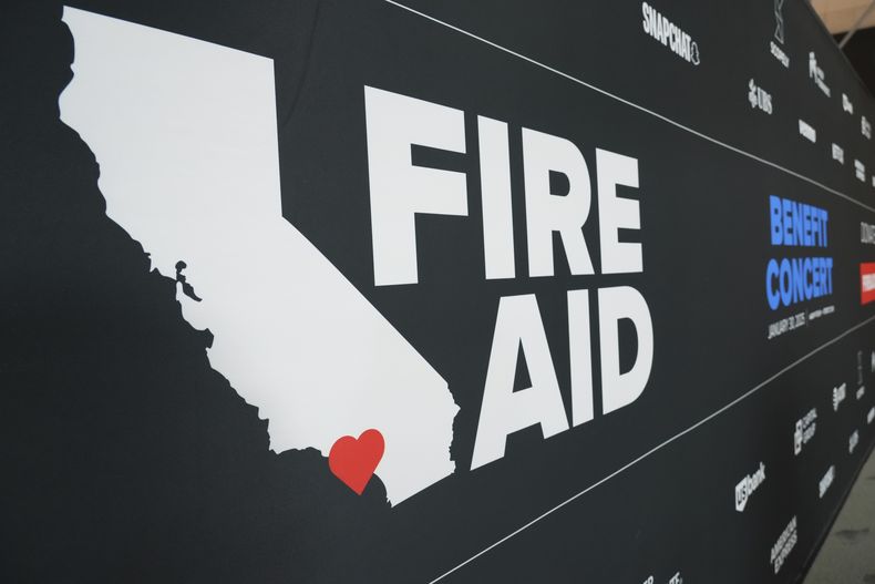 Un letrero del concierto benéfico de FireAid el jueves 30 de enero de 2025 en Intuit Dome en Inglewood, California. (Foto Jordan Strauss/Invision/AP)