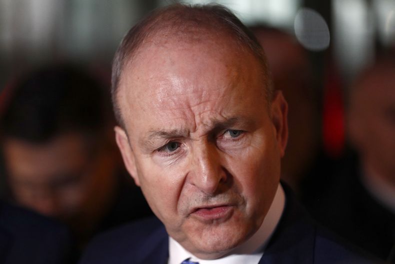 Micheal Martin, líder de Fianna Fail, habla a la prensa frente a la sede del gobierno en Dublín, el 22 de enero del 2025. (AP foto/Peter Morrison)