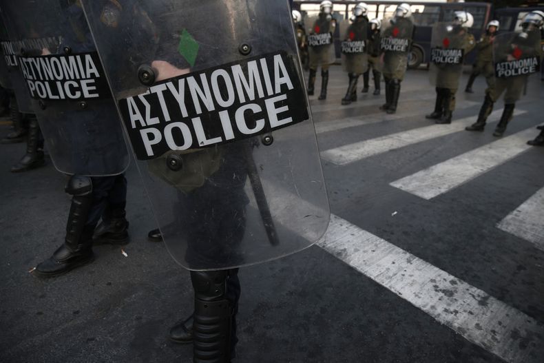 La polic&iacute;a bloquea las calles aleda&ntilde;as al Parlamento en Atenas durante una manifestaci&oacute;n el martes, 1 de abril del 2014. (Foto AP/ Petros Giannakouris)