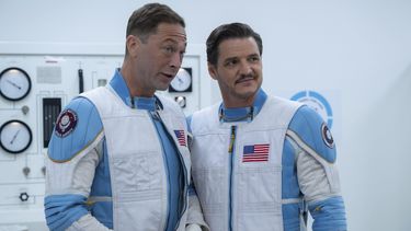 Esta imagen publicada por Disney muestra a Ebon Moss-Bachrach, a la izquierda, y Pedro Pascal en una escena de The Fantastic Four: First Steps. (Jay Maidment/Disney via AP)