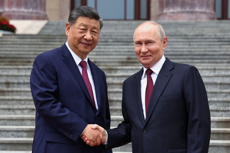 El presidente de Rusia, Vladímir Putin (derecha), y el de China, Xi Jinping, durante la ceremonia de bienvenida en el Gran Salón del Pueblo, en Beijing, China, el 20 de mayo de 2026. (Alexander Kazakov, Sputnik, Kremlin Pool Foto vía AP)