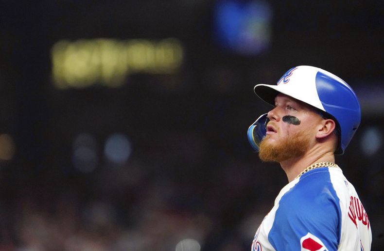 El mexicano Alex Verdugo, de los Bravos de Atlanta, mira la pizarra durante el juego ante los Mellizos de Minnesota, el sábado 19 de abril de 2025 (AP Foto/John David Mercer)