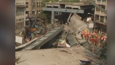 mas de una decena de muertos tras derrumbarse un puente en la india