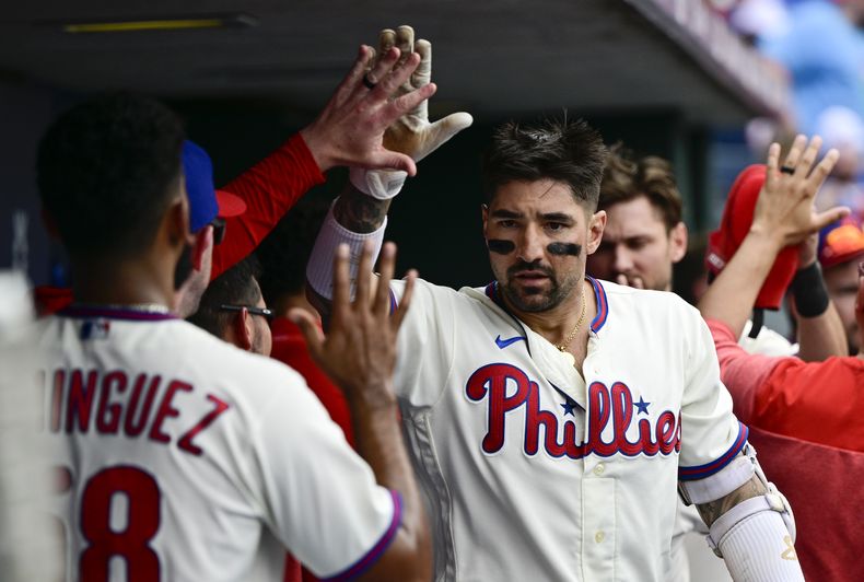 Nick Castellanos de los Filis de Filadelfia tras conectar un jonrón de dos carreras ante los Dodgers de Los Ángeles, el domingo 11 de junio de 2023. (AP Foto/Derik Hamilton)