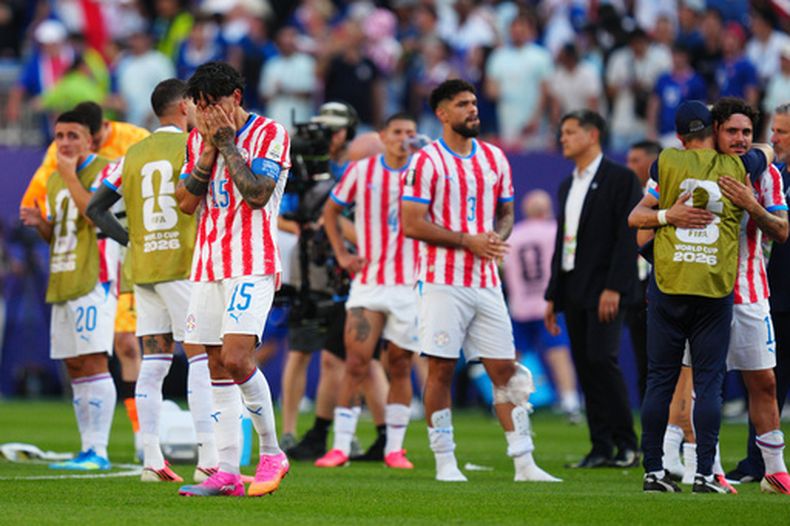 Gustavo Gómez y sus compañeros de Paraguay se lamentan tras la derrota ante Francia en los octavos de final de la Copa del Mundo, el sábado 4 de julio de 2026 en Filadelfia (AP Foto/Derik Hamilton)
