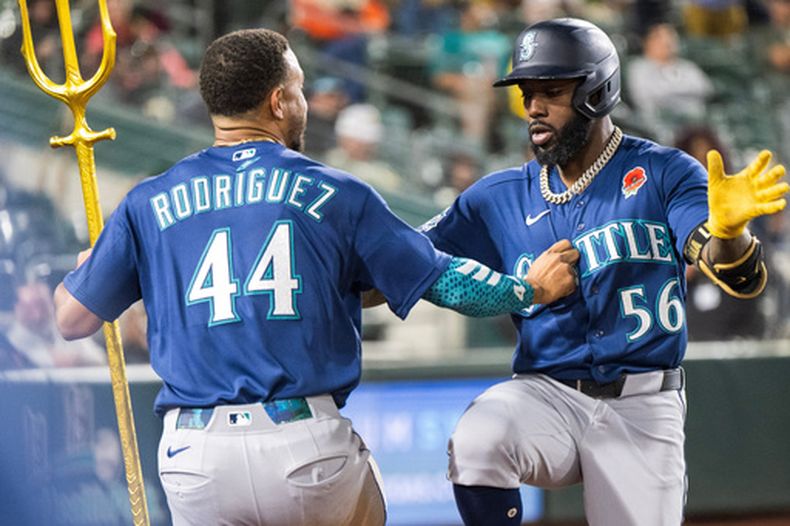 Randy Arozarena (56), de los Marineros de Seattle, celebra con Julio Rodríguez (44) después de que Arozarena pegara un jonrón durante la novena entrada del juego de béisbol de Grandes Ligas contra los Atléticos, el lunes 25 de mayo de 2026, en West Sacramento, California. (AP Foto/Nic Coury)