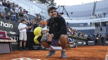 Carlos Alcaraz posa con el trofeo de campeón del Abierto de Italia, el domingo 18 de mayo de 2025, en Roma. (AP Foto/Alessandra Tarantino)