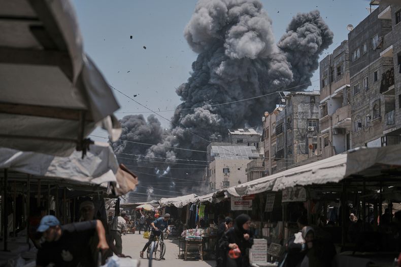 Una columna de humo se levanta en el cielo luego de un ataque israelí, el 1 de junio de 2025, en Ciudad de Gaza. (AP Foto/Jehad Alshrafi)