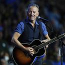ARCHIVO - Bruce Springsteen canta en un mitin de campaña en apoyo a la candidata presidencial demócrata Kamala Harris, el 28 de octubre de 2024, en Filadelfia. (AP Foto/Matt Rourke, archivo)