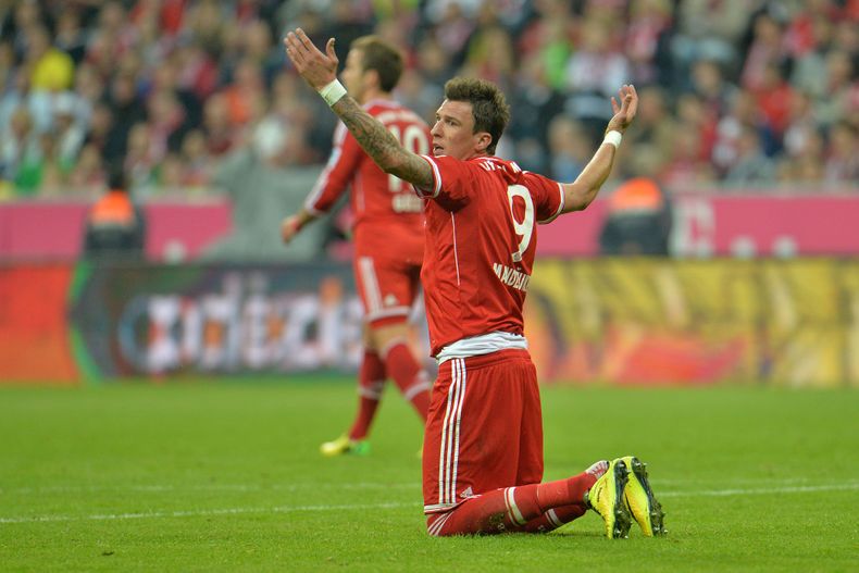 El jugador de Bayern Munich, Mario Mandzukic, gesticula en un partido contra Borussia Dortmund por la Bundesliga el s&aacute;bado, 12 de abril de 2014, en Munich, Alemania. (AP Photo/Kerstin Joensson)