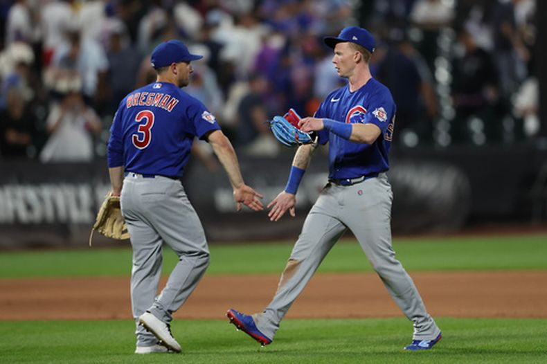 Alex Bregman (3) y Pete Crow-Armstrong (derecha), de los Cachorros de Chicago, celebran tras una victoria en la décima entrada de un partido de béisbol contra los Mets de Nueva York, el jueves 25 de junio de 2026, en Nueva York. (Foto AP/Heather Khalifa)