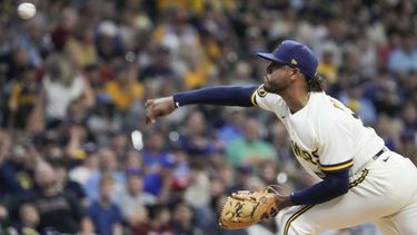 Freddy Peralta de los Cerveceros de Milwaukee lanza ante los Rojos de Cincinnati, el miércoles 26 de julio de 2023, en Milwaukee. (AP Foto/Morry Gash)