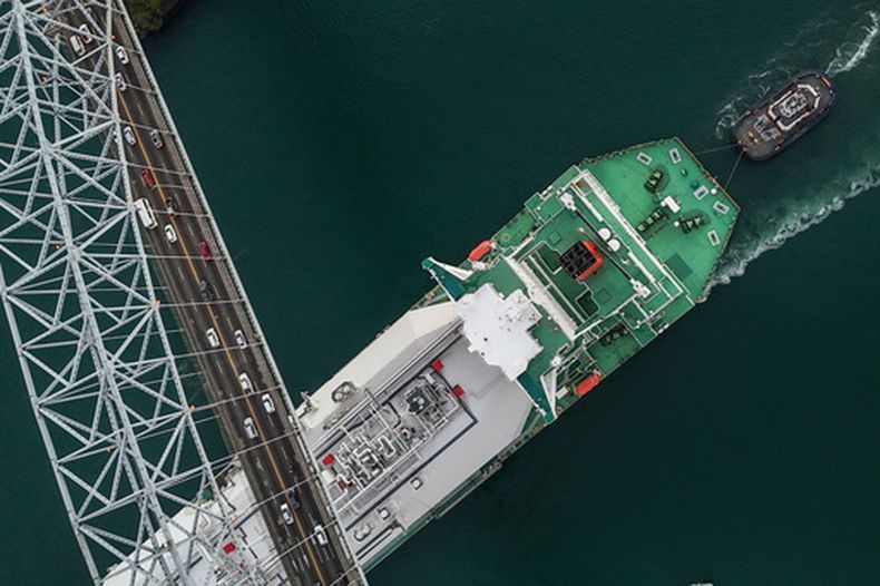 Un buque que transporta gas natural licuado navega bajo el puente Las Américas en el Canal de Panamá, el martes 24 de marzo de 2026, en Ciudad de Panamá. (AP Foto/Matías Delacroix)