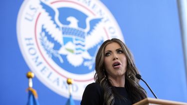 La secretaria de Seguridad Nacional, Kristi Noem, habla con empleados del departamento a su cargo el martes 28 de enero de 2025, en Washington. (AP Foto/Manuel Balce Ceneta)