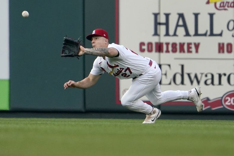 ARCHIVO - El jardinero central de los Cardenales de San Luis Tyler ONeill se desliza para atrapar un elevado de Lane Thomas de los Nacionales de Washington para un out durante la primera entrada del juego de béisbol el miércoles 7 de septiembre de 2022 en San Luis. (AP Foto/Jeff Roberson, Archivo)