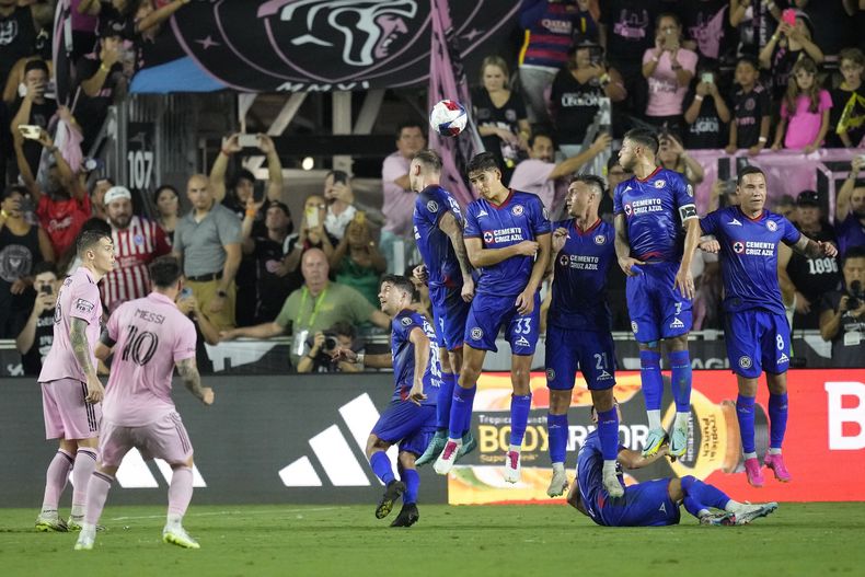 El argentino Lionel Messi anota de tiro libre por el Inter Miami ante Cruz Azul, el viernes 21 de julio de 2023, en la Leagues Cup (AP Foto/Rebecca Blackwell)
