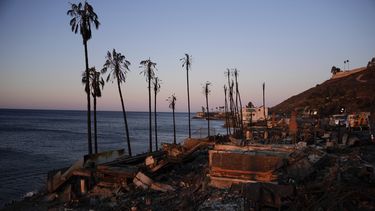 Casas a lo largo de la costa del Pacífico quemadas hasta los cimientos después del incendio Palisades el lunes 13 de enero de 2025 en Malibú, California. (Foto AP/John Locher)