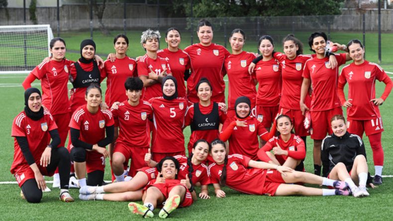Las jugadoras de la selección femenina de Afganistán posan para una foto de equipo durante una sesión de entrenamiento en Auckland, Nueva Zelanda, el martes 2 de junio de 2026. (Andrew Cornaga/Photosport vía AP)