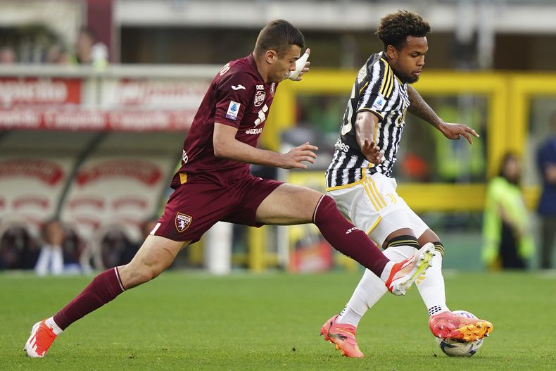 Alessandro Buongiorno del Torino pelea por el balón con Weston McKennie de la Juventus en el encuentro de la Serie A el sábado 13 de abril del 2024. (Spada/LaPresse via AP)