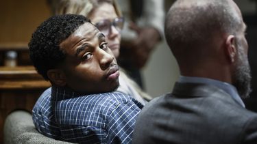 El acusado Justin Johnson, centro, fue declarado culpable de homicidio por la muerte del rapero de Memphis Young Dolph, en un tribunal de Memphis, Tennessee, el jueves 26 de septiembre de 2024. (Mark Weber/Daily Memphian via AP, Pool)