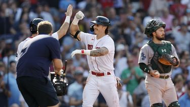 Jarren Duran de los Medias Rojas de Boston celebra su jonrón de dos carreras frente a Shea Langeliers de los Atléticos de Oakland en la segunda entrada del juego del sábado 8 de julio del 2023. (AP Foto/Michael Dwyer)