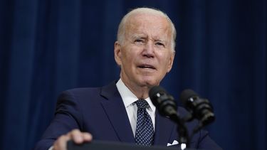 Biden se recupera del COVID-19, sale de aislamiento