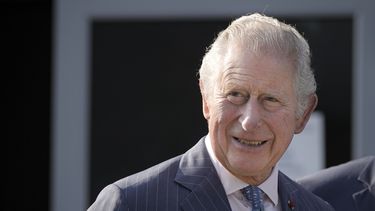 el principe carlos visita a ucranianos refugiados en rumania