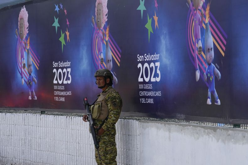 Un soldado monta guardia frente al Estadio Jorge Mágico González en San Salvador el jueves 22 de junio de 2023, un día antes de la inauguración de los Juegos Centroamericanos y del Caribe (AP Foto/Arnulfo Franco)