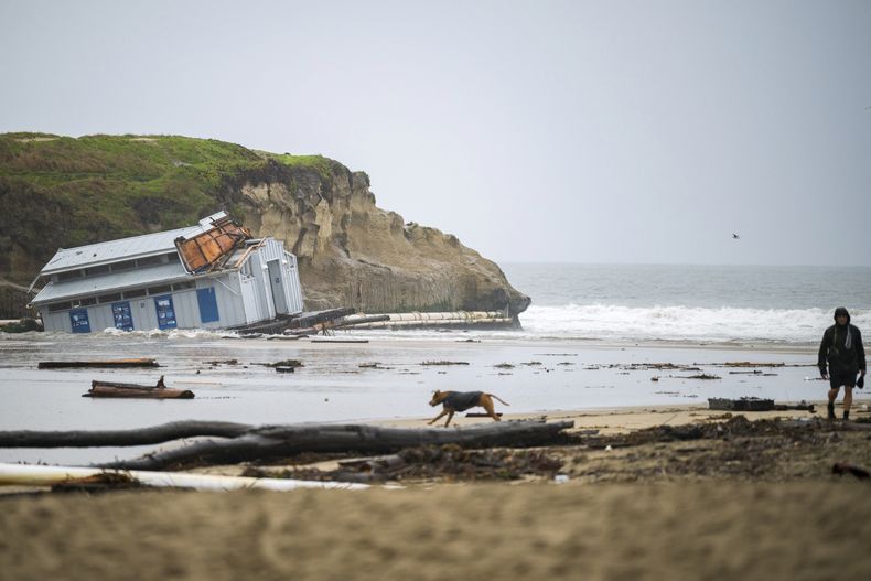 Los escombros de una estructura que cayó de un muelle son vistos en la desembocadura del río San Lorenzo, en Santa Cruz, California, el martes 24 de diciembre de 2024. (AP Foto/Nic Coury)