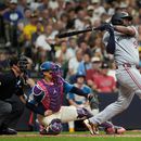 Josh Bell, de los Mellizos de Minnesota, pega un sencillo remolcador ante los Cerveceros de Milwakee, el viernes 7 de agosto de 2026 (AP Foto/Aaron Gash)