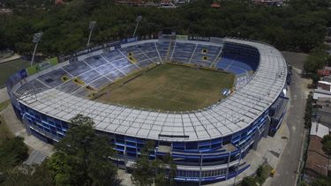 Vista del estadio Cuscatlán en San Salvador, El Salvador, el domingo 21 de mayo de 2023. Doce personas murieron la noche previa en una estampida durante el partido entre Alianza y FAS por la liga salvadoreña de fútbol. (AP Foto/Salvador Meléndez)